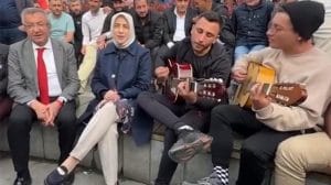 ak-partili-ozlem-zengin-ile-chpli-engin-altay-genclerle-birlikte-gesi-baglari-turkusunu-soyledi-hfsR7jVU.jpg