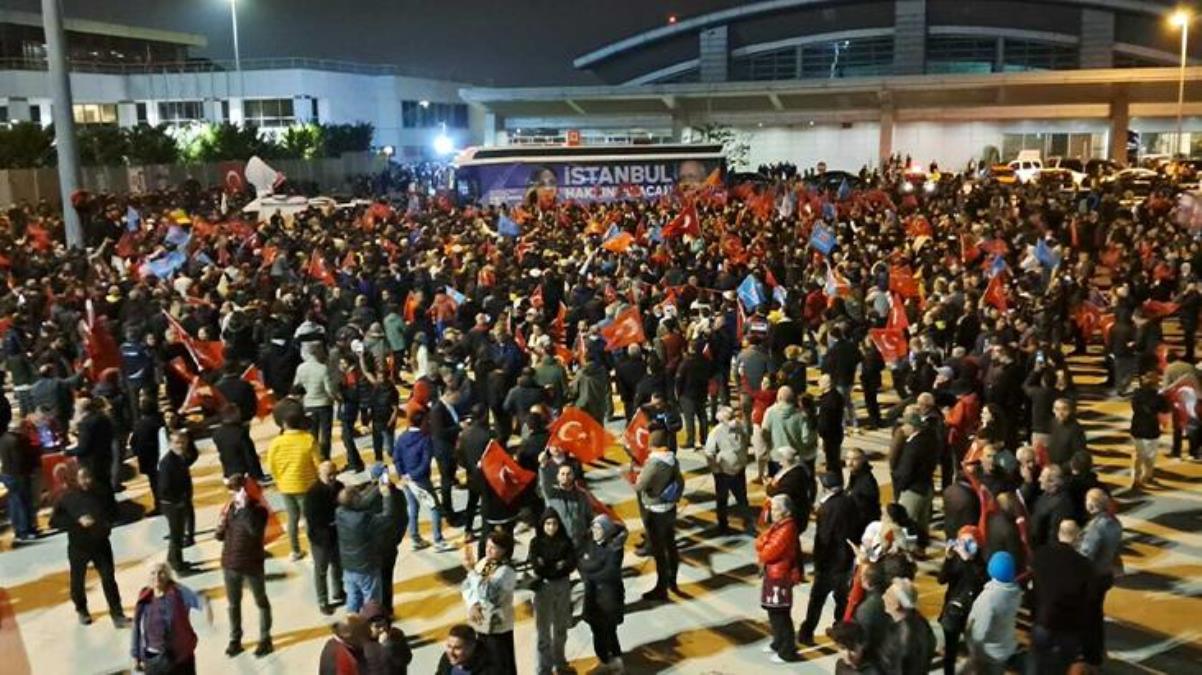 Kaftancıoğlu’nun çağrısının ardından Sabiha Gökçen Havalimanı miting alanına döndü! Kalabalık hep bir ağızdan aynı sloganı atıyor