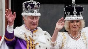 kraliyet-tacini-giyen-kral-iii-charles-ve-kraliceden-balkon-konusmasi-buyuk-fotografta-dikkat-ceken-AeZdcHUB.jpg