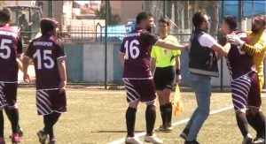 macin-905inci-dakikasinda-gelen-gol-sonrasi-saha-ici-bir-anda-karisirken-hakem-maci-iptal-DOkb7PwZ.jpg