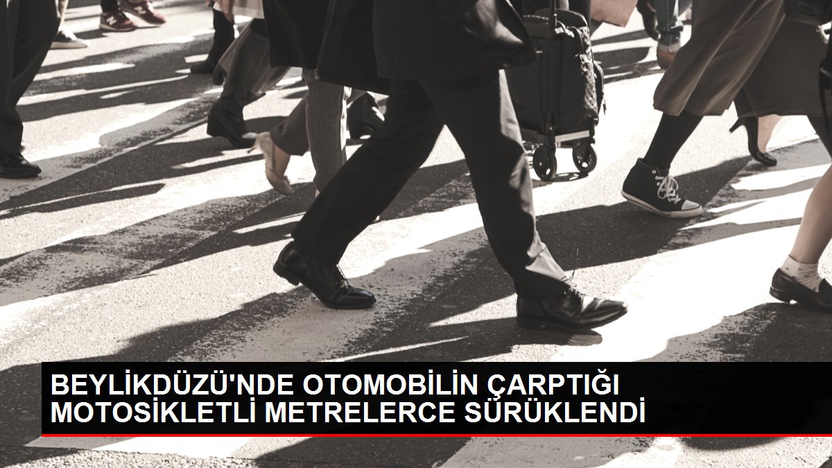 Otomobilin çarptığı motosiklet sürücüsü metrelerce sürüklendi