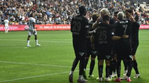 super-ligde-bol-gollu-cilgin-mac-duelloyu-adana-demirspor-kazandi-BJtAGFMm.jpg