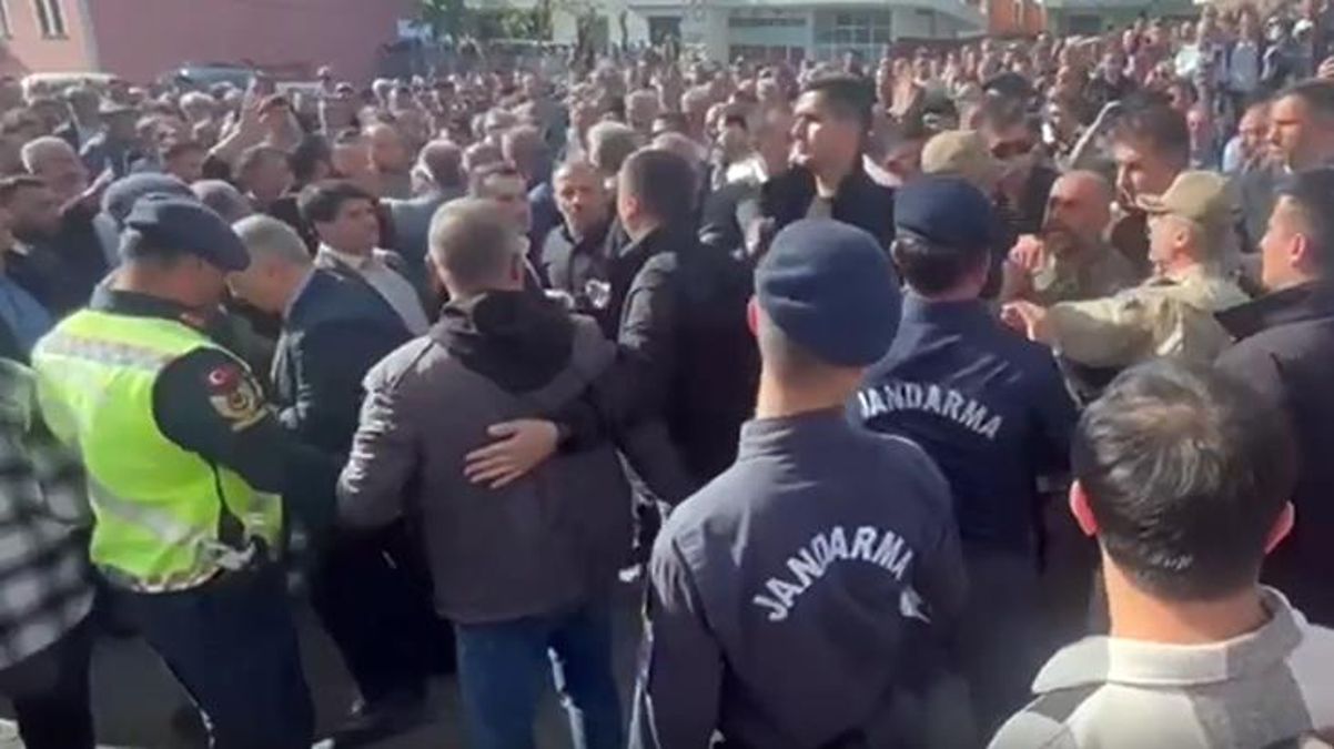 Trabzon’daki kazada hayatını kaybedenlerin cenazesinde belediye başkanına tepki: Bu insanların katili sensin, defol buradan