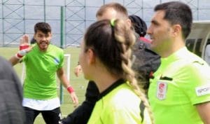 universite-futbol-finalinde-hakem-kaleciye-hakaret-nedeniyle-polise-sikayet-etti-7PHP4kSs.jpg
