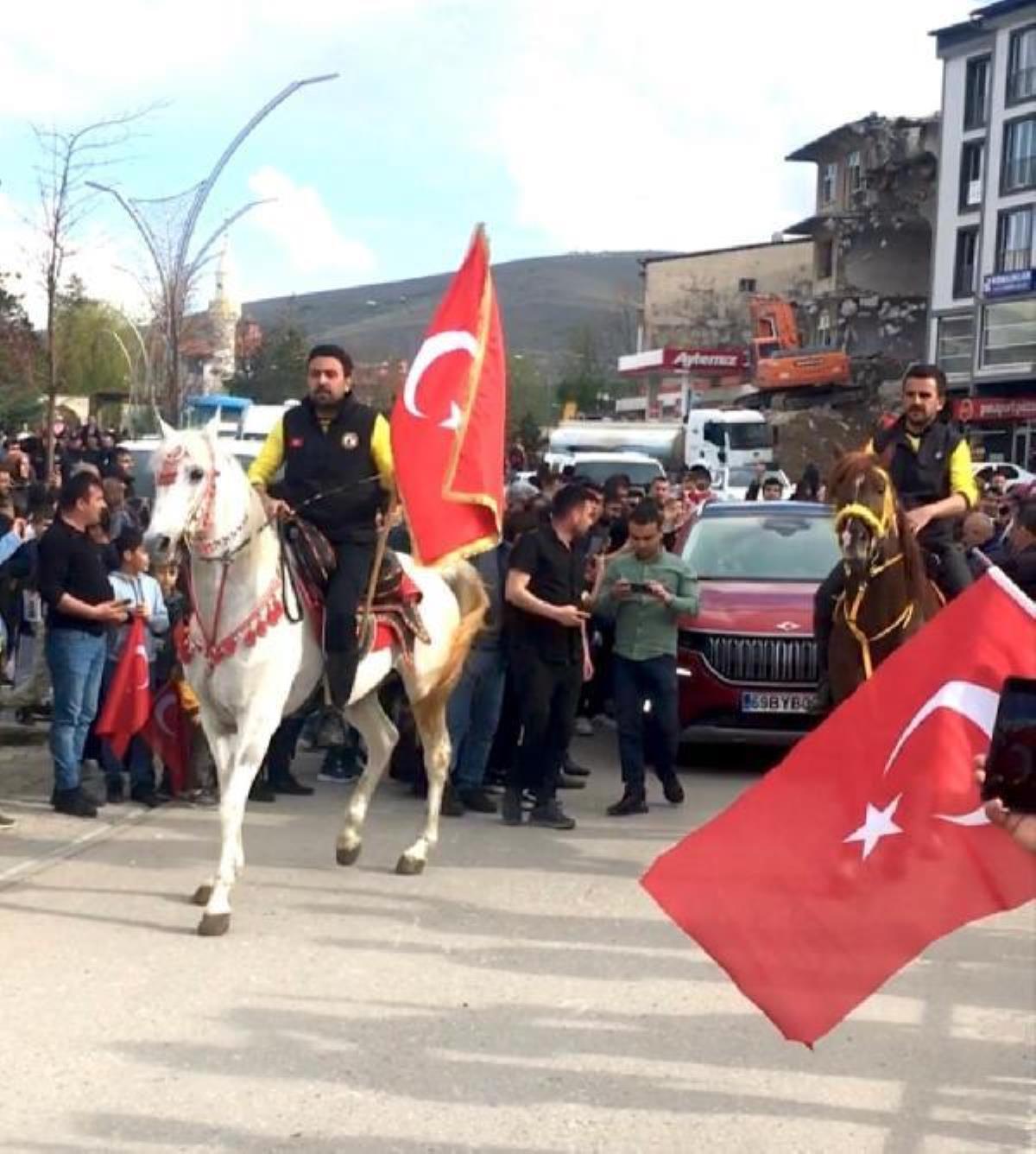 Yerli otomobil TOGG Bayburt’ta yoğun ilgi gördü