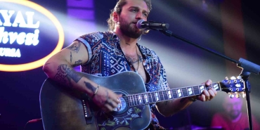 UFUK BEYDEMİR YENİ ŞARKISINI İLK KEZ BURSA’DA SESLENDİRDİ