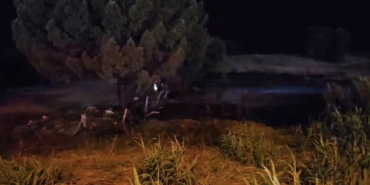 DÜĞÜNDEN ATILAN HAVAİ FİŞEK OTLUK ALANDA YANGIN ÇIKARDI, SALON BOŞALTILDI