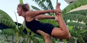 1836654-oyuncu-pinar-altug-yoga-yapiyor-68a55a672e4b4