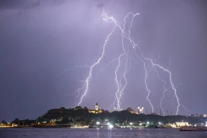 İSTANBUL'DA GECEYİ ŞİMŞEKLER AYDINLATTI