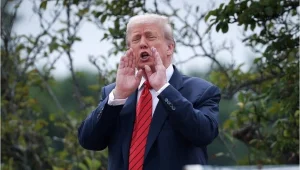 TRUMP BEYAZ SARAY'IN ÇATISINA ÇIKTI “KÜÇÜK BİR YÜRÜYÜŞ YAPIYORUM”