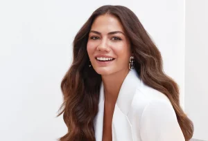 demet-con-traje-blanco-recortada-portada-1