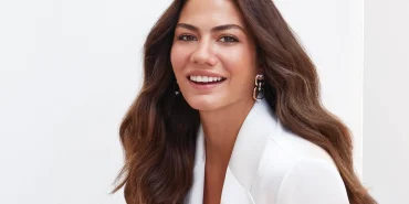 demet-con-traje-blanco-recortada-portada-1