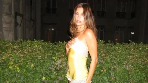 hailey-bieber-ic-camasiri-benzeri-kiyafetiyle-gundem-olduu