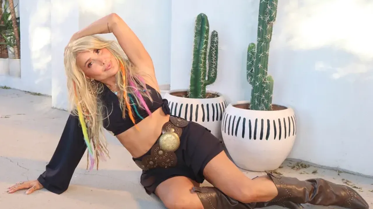 yonca-evcimik-ten-lambada-ile-muhtesem-donus-muzik-listelerine-enerji-geldi-1761896184-749-large